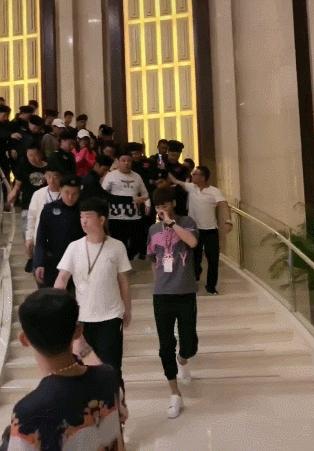 明星助理，职业还是挑战的双重角色？